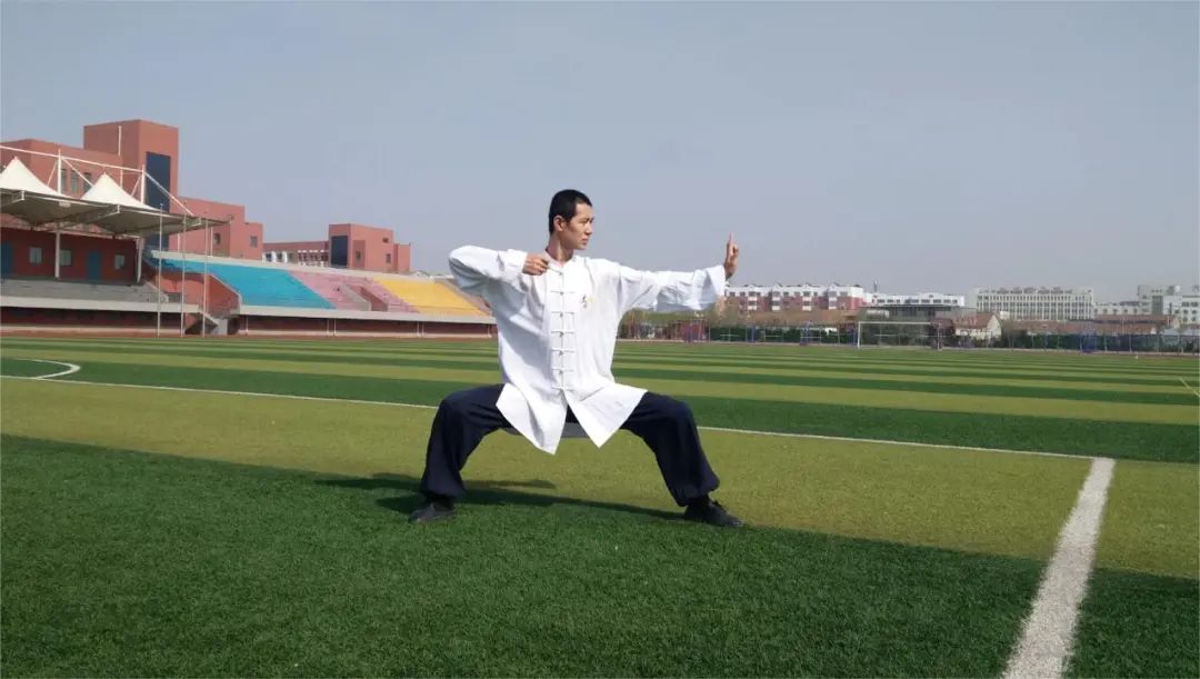 八段锦第六式 两手攀足固肾腰 八段锦第六式 两手攀足固肾腰