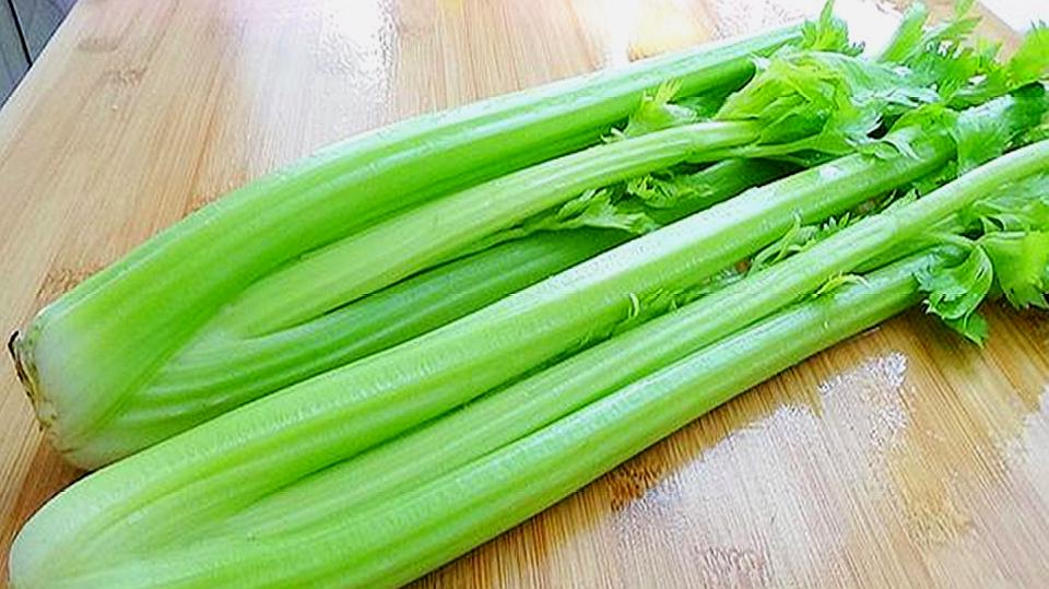 吃光敏性食物(芹菜、苋菜等)  吃光敏性食物(芹菜、苋菜等)