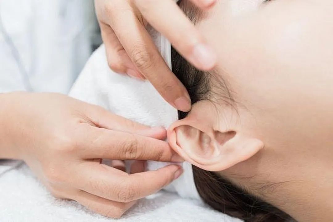 摸摸耳朵就让人重获健康!半路出家的她,凭什么让西医大夫心服口服? 摸摸耳朵就让人重获健康!半路出家的她,凭什么让西医大夫心服口服?