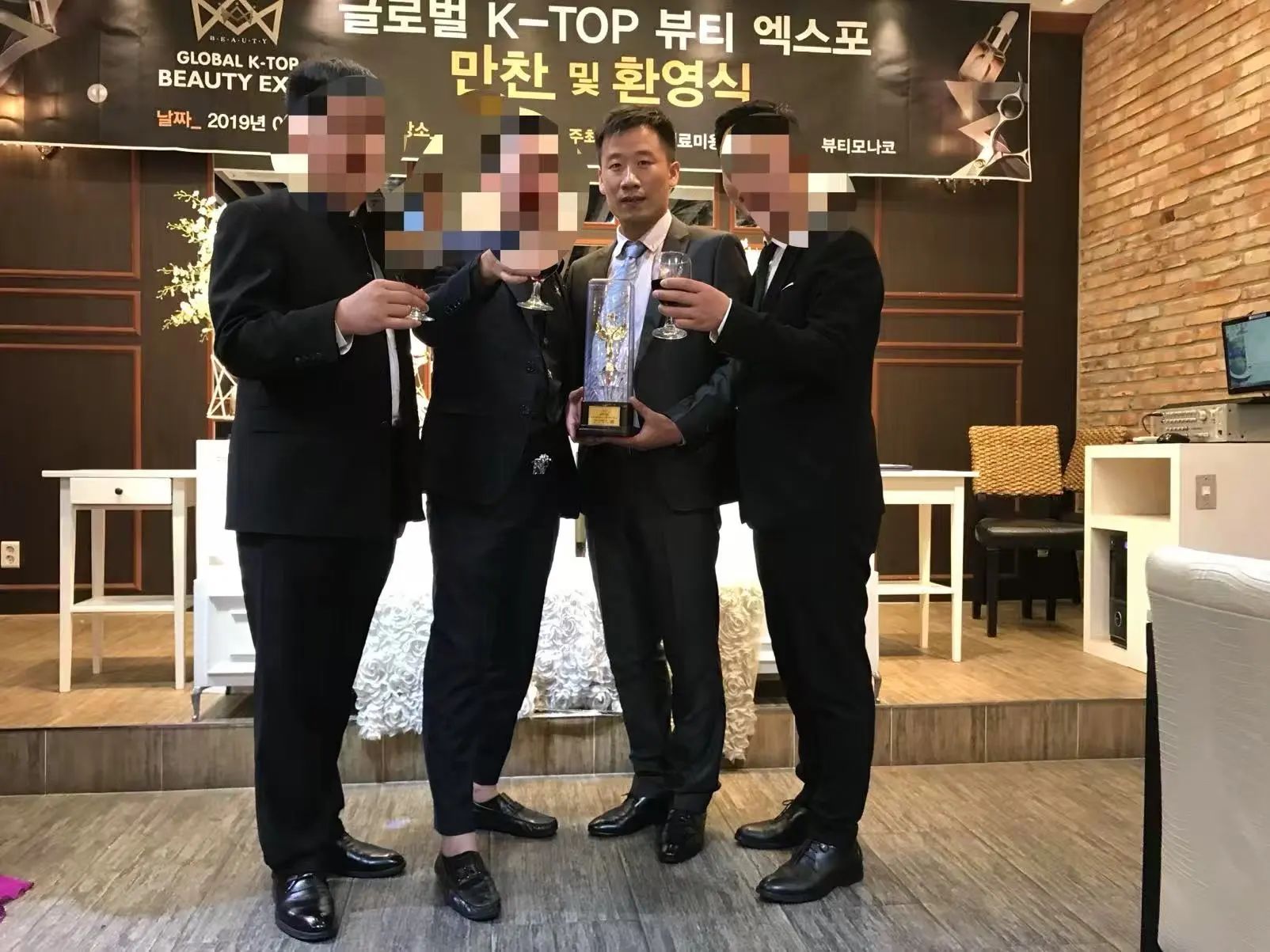 80后正骨师揭露“亚洲国际大赛”黑幕,硬刚日本黑裁判:“老子要是出手,你们都不够丢人的!” 80后正骨师揭露“亚洲国际大赛”黑幕,硬刚日本黑裁判:“老子要是出手,你们都不够丢人的!”